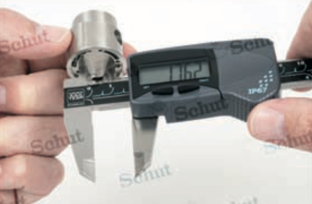 Tesa-CAL digitalt skjutmått 0-300 mm, med flat djupmätningssticka – IP67-skydd, tesa-Cal absolut skjutmått IP67, skänkellängd 64 mm, upplösning 0,01 mm, ISO 13385-1, batteri CR2032, plant djupmätstift, tumhjul, absolut mätsystem, mm/tum, automatisk avstängning, nollställning, låsskruv, plastfodral, mätrapport